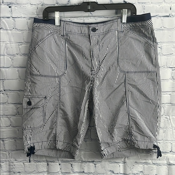 St.‎ John’s Bay Striped Navy Blue and White Womans Shorts Size 16 - Picture 1 of 4
